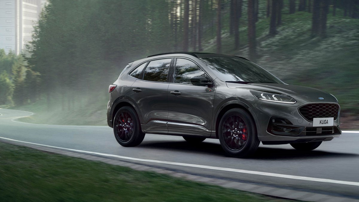 Ford Kuga plug-in hybrid kørende på vej med sving